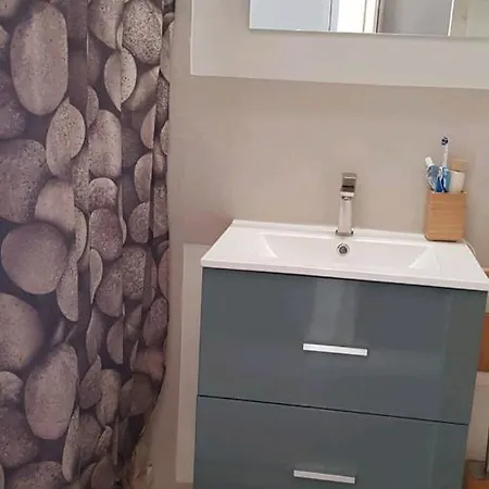 Point Zero A 300 Metre De La *